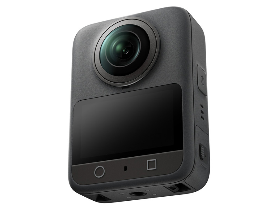 Kamera sportowa DJI Osmo 360 Standard Combo ukazana z przodu z widocznym ekranem dotykowym i obiektywem 360 stopni