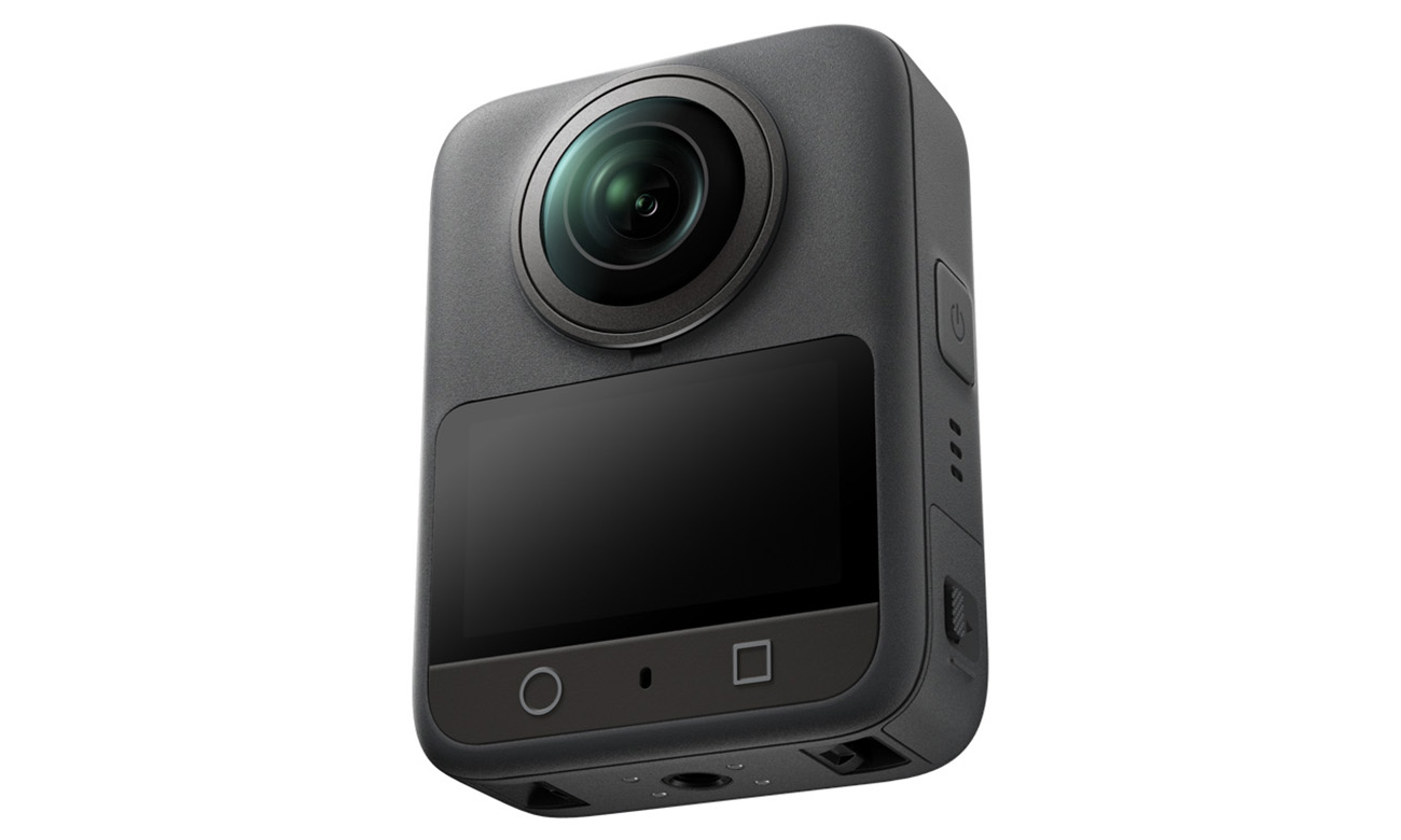 Kamera sportowa DJI Osmo 360 Standard Combo ukazana z przodu z widocznym ekranem dotykowym i obiektywem 360 stopni