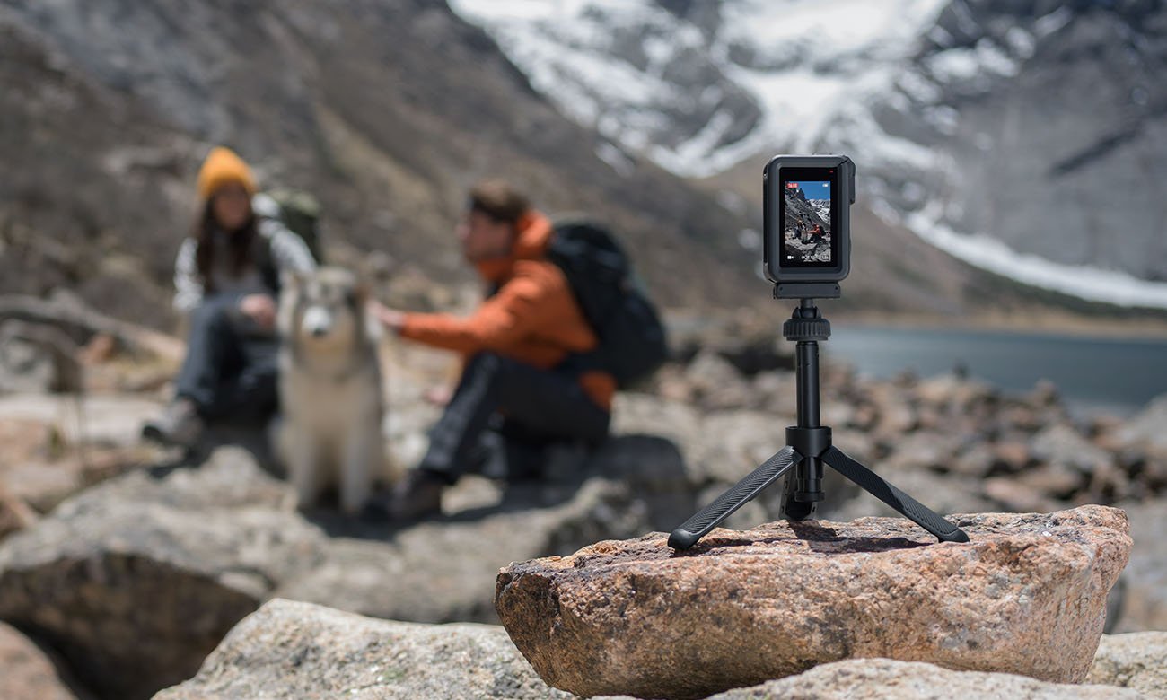 Kamera sportowa DJI Osmo Action 4 Adventure Combo na tripodzie w górach