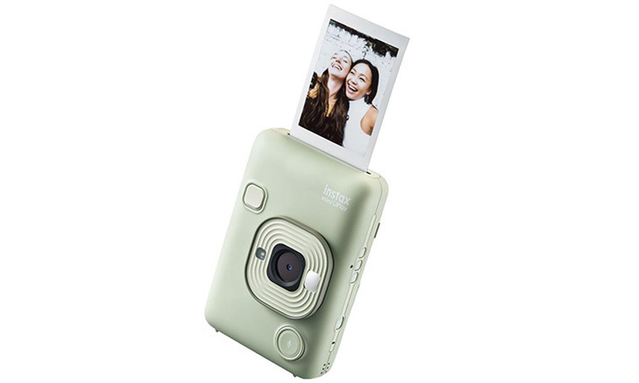 Zielony aparat Fujifilm Instax mini LiPlay drukujący selfie dwóch kobiet