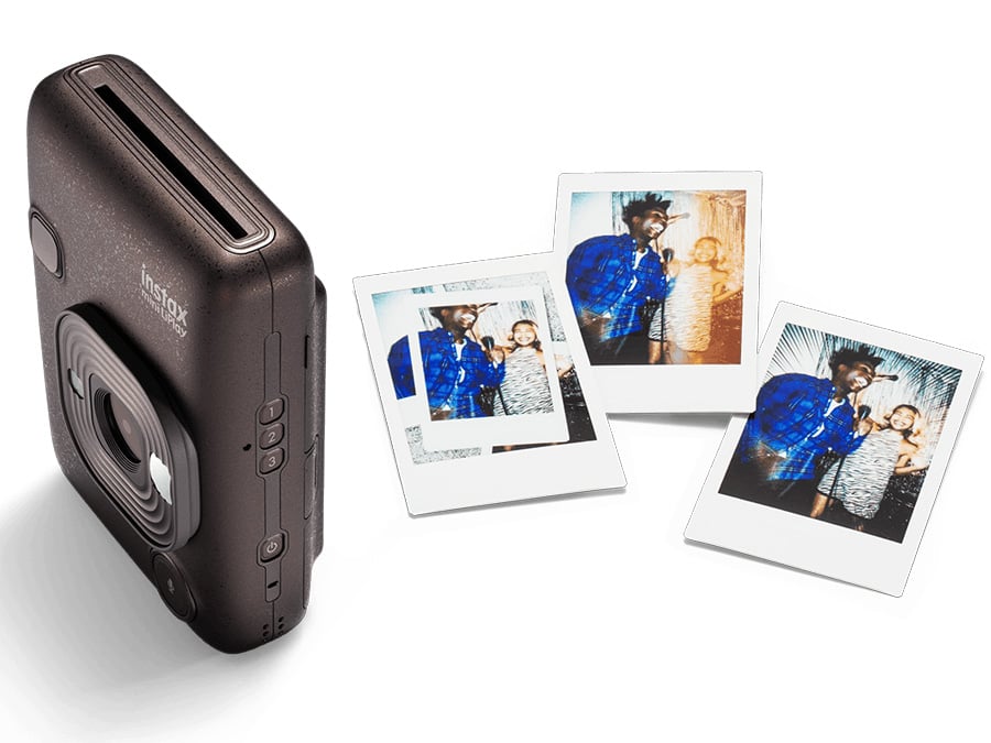 Aparat Fujifilm Instax mini LiPlay w kolorze brązowym obok trzech wydrukowanych zdjęć