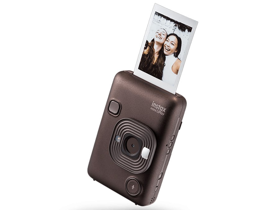 Aparat Fujifilm Instax mini LiPlay drukujący zdjęcie dwóch uśmiechniętych kobiet