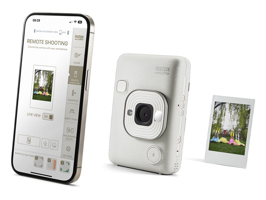 Biały Fujifilm Instax mini LiPlay obok smartfona z aplikacją do zdalnego sterowania