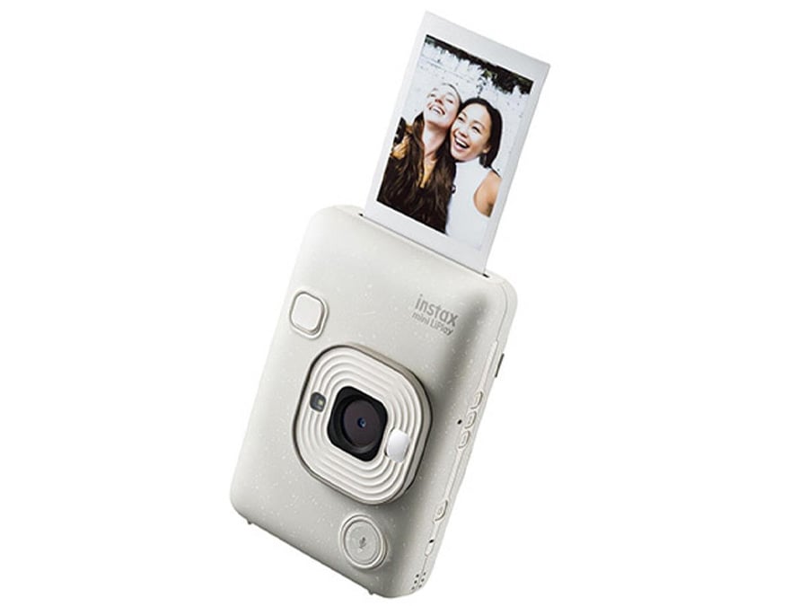 Biały aparat Fujifilm Instax mini LiPlay drukujący selfie dwóch uśmiechniętych kobiet