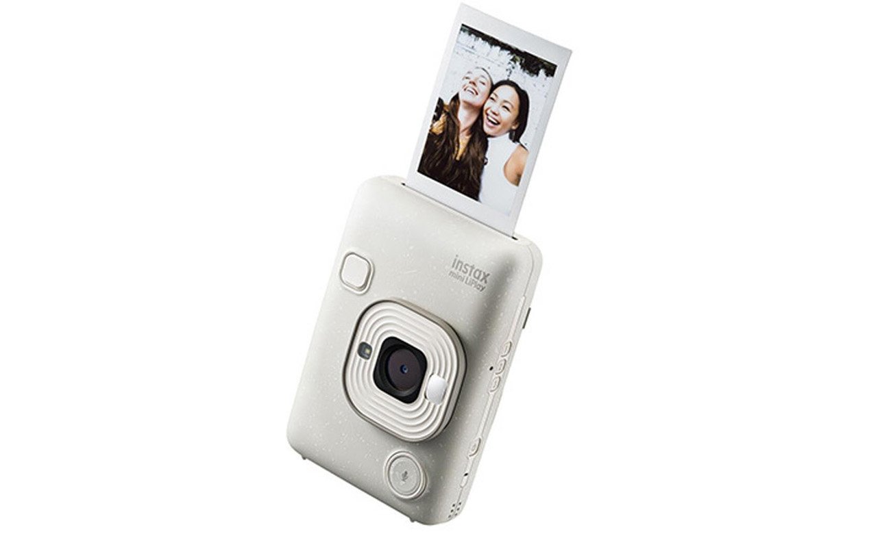 Biały aparat Fujifilm Instax mini LiPlay drukujący selfie dwóch uśmiechniętych kobiet