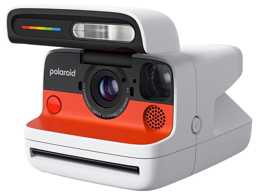 Zbliżenie na biały aparat natychmiastowy Polaroid Flip z pomarańczowym frontem i czarnym obiektywem, ustawiony pod kątem, prezentujący szczegóły konstrukcji