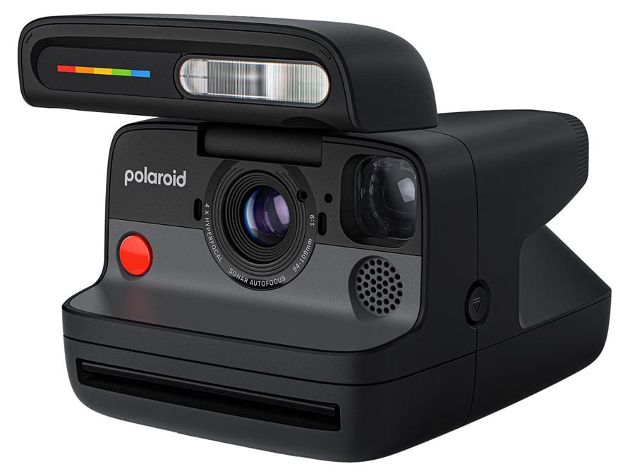 Zbliżenie na czarny aparat natychmiastowy Polaroid Flip z czerwonym przyciskiem i czarnym obiektywem, ustawiony pod kątem, prezentujący szczegóły konstrukcji