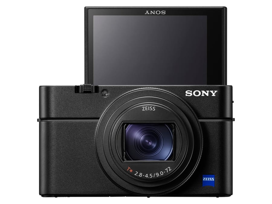 Przód aparatu kompaktowego Sony RX100 VII z wysuniętym do góry ekranem obrotowym