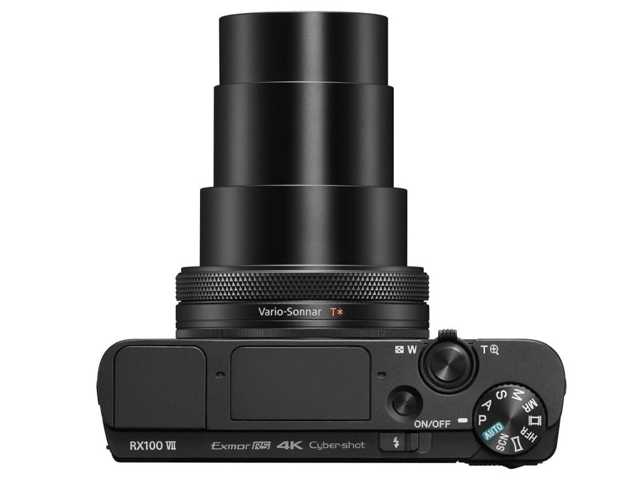 Widok z góry aparatu kompaktowego Sony RX100 VII z maksymalnie wysuniętym obiektywem