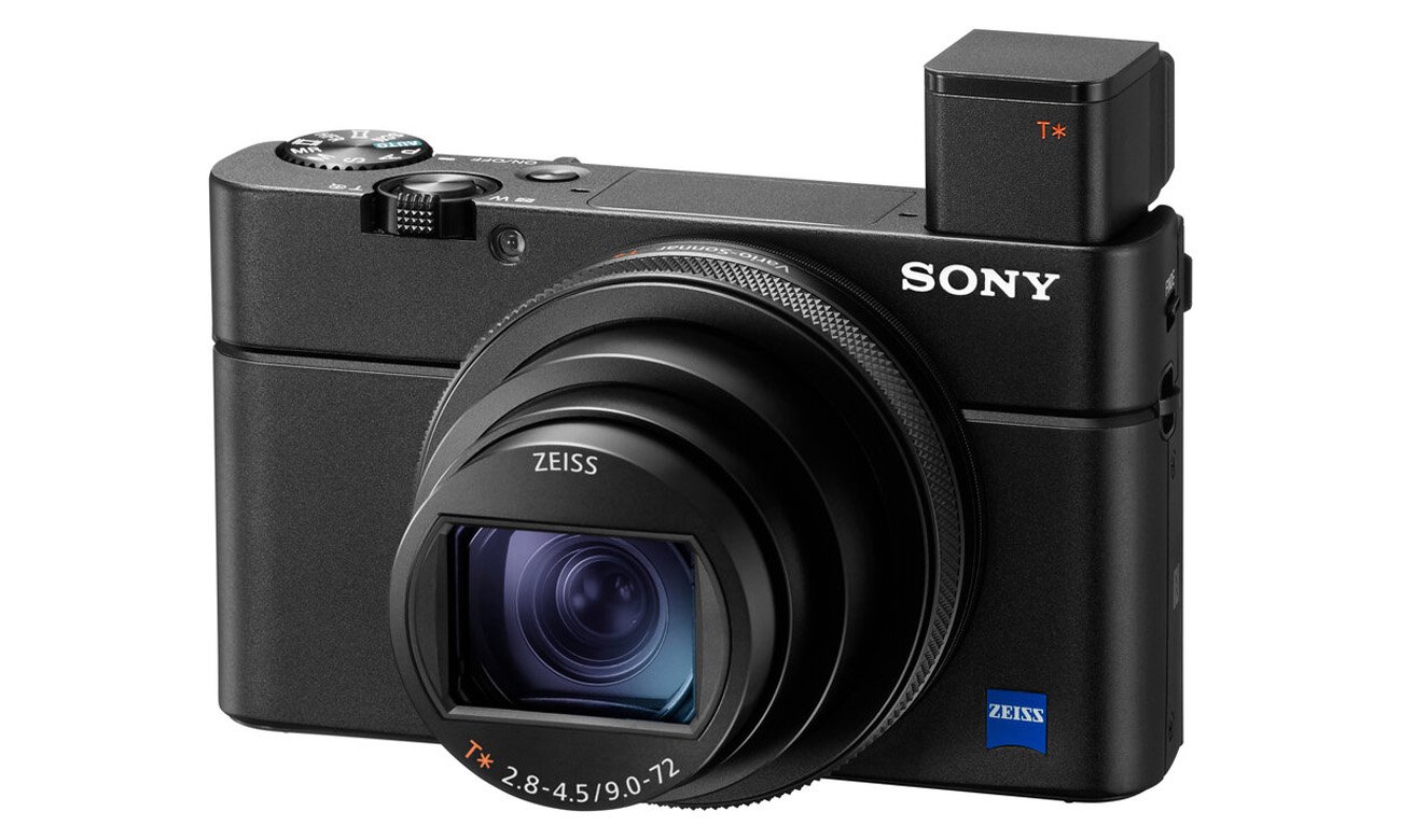 Przód aparatu kompaktowego Sony RX100 VII z wysuniętym wizjerem elektronicznym i obiektywem