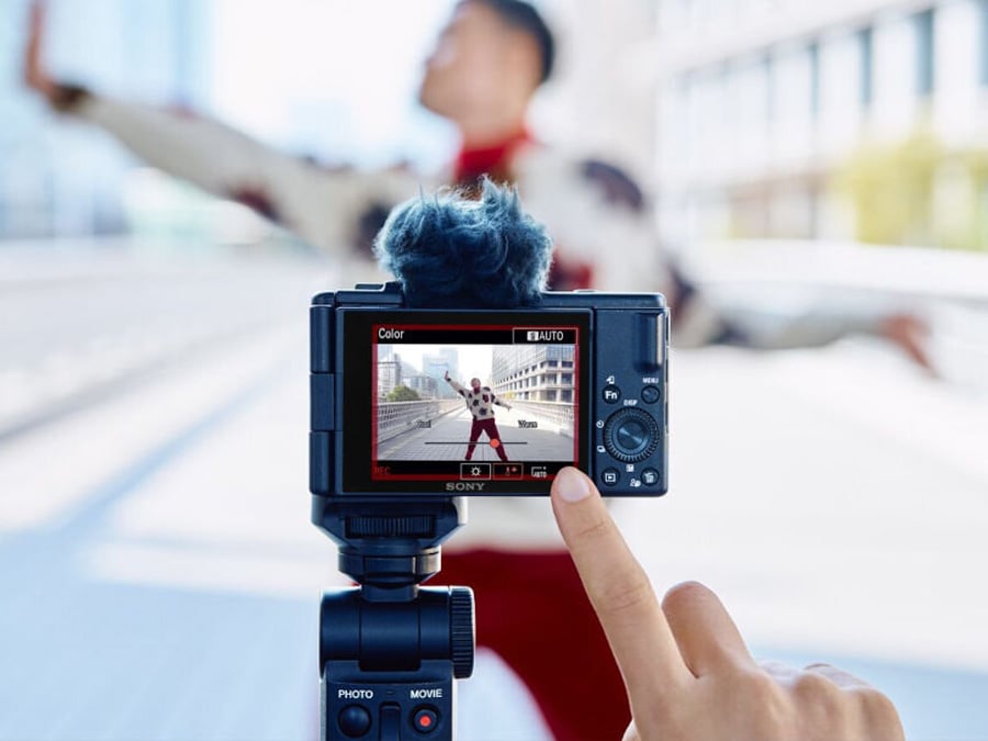 Podgląd nagrywanego wideo na ekranie aparatu Sony ZV-1 II z widoczną postacią pozującą w tle