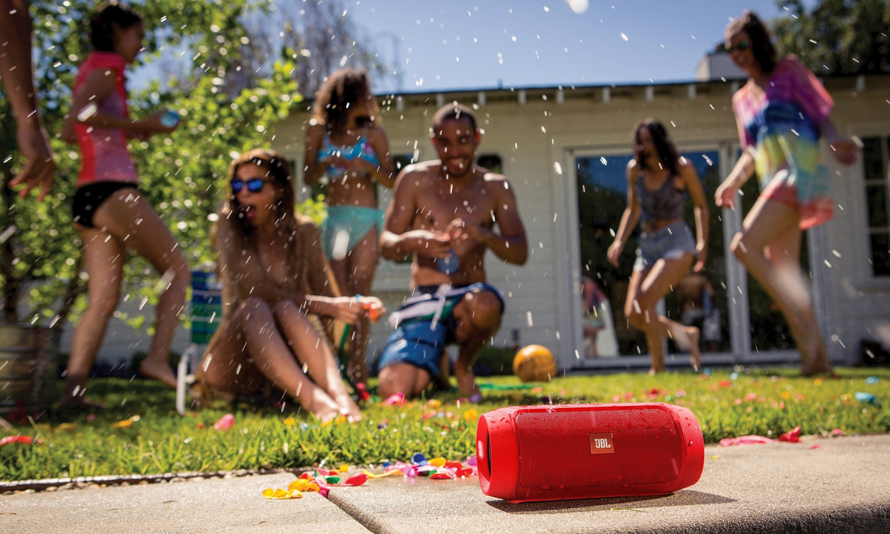 Prowadzenie rozmów dzięki głośnikowi Bluetooth CHARGE 2+ JBL