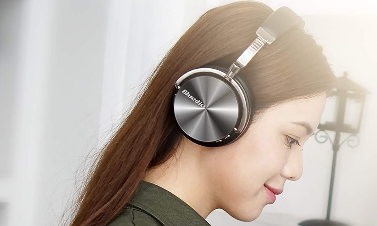 Wydajna bateria w słuchawkach Bluedio T4 Turbine