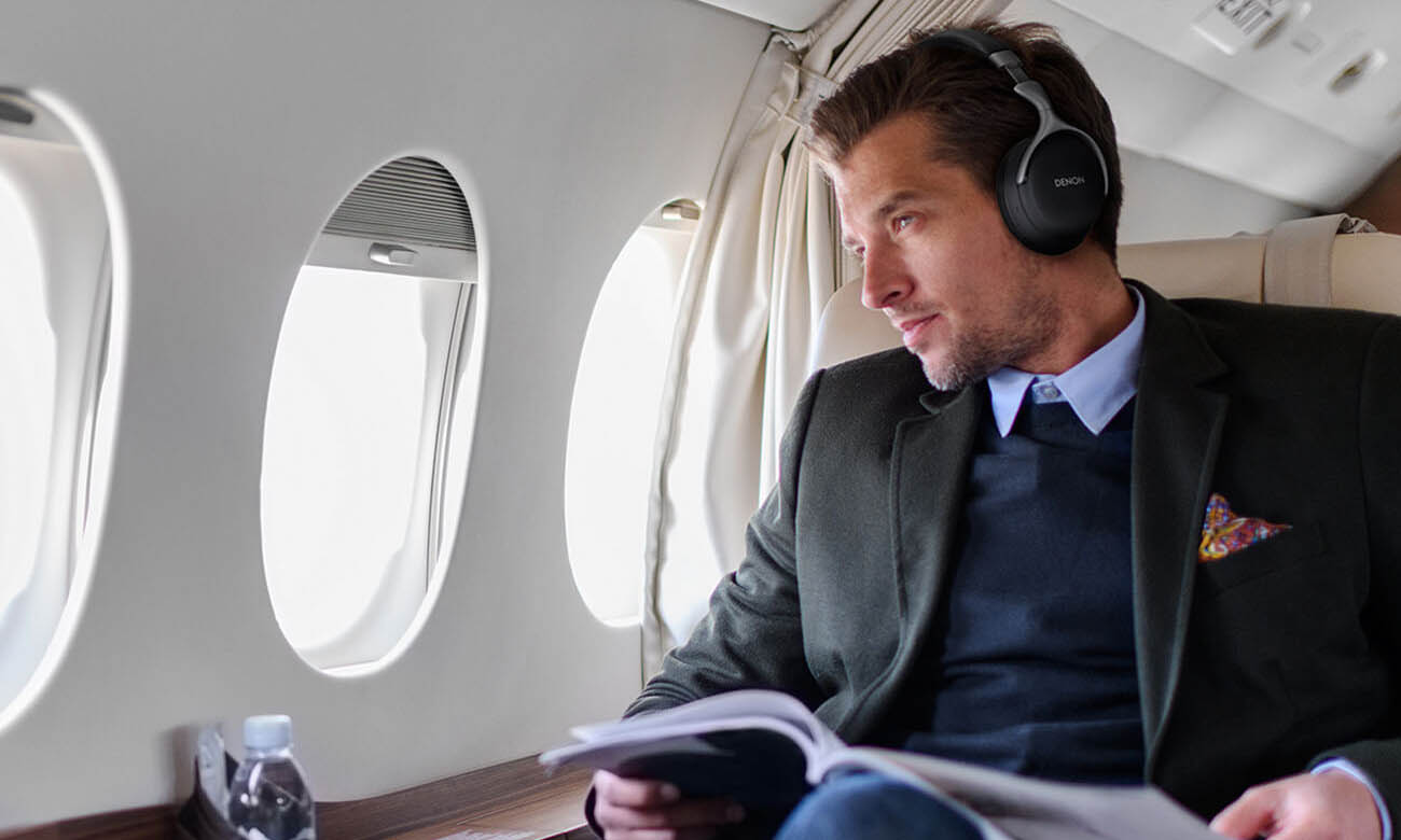 Wygodne i lekkie Słuchawki Denon AH-GC30 z etui i kablem audio w zestawie