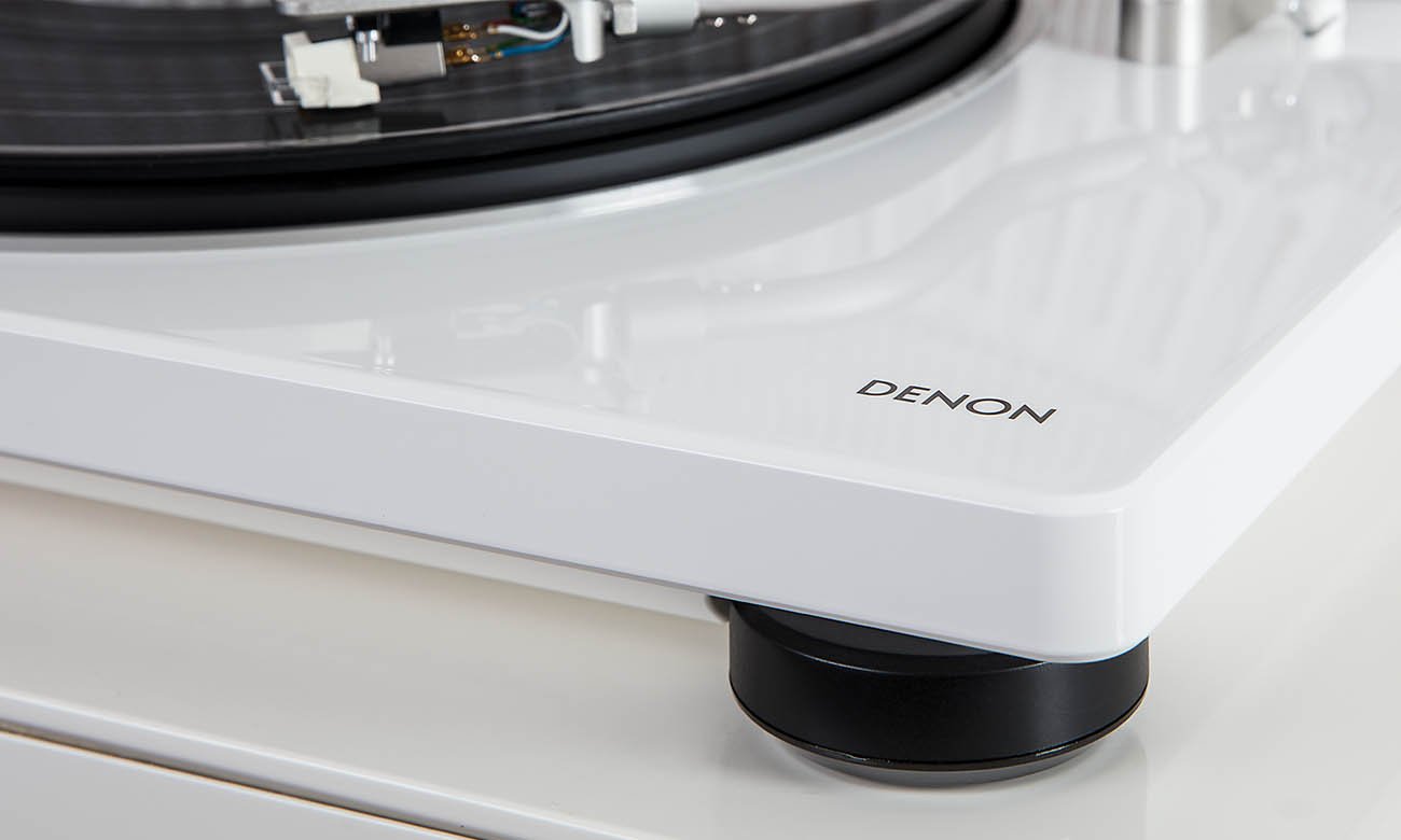 Nowoczesny wygląd gramofonu Denon DP-400 w kolorze białym