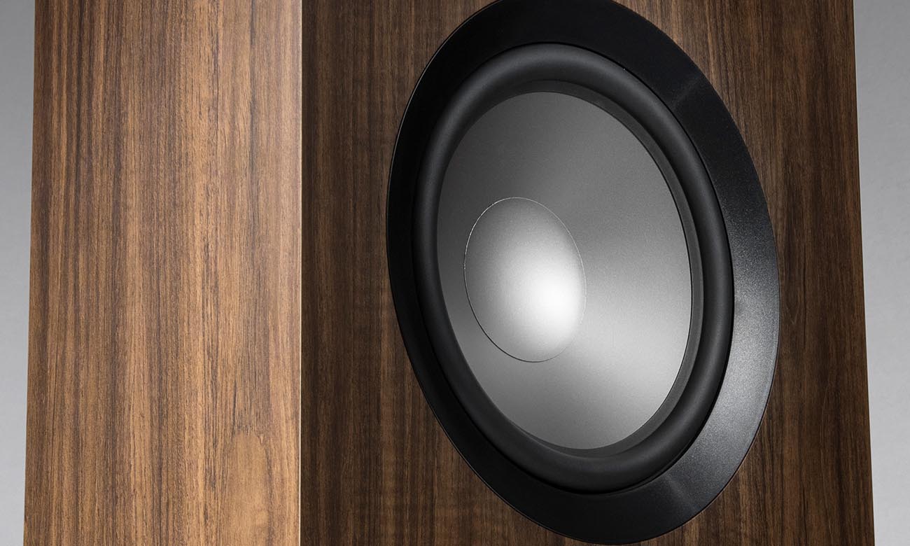 Dynamiczne, potężne basy dzięki S810 SUB Walnut