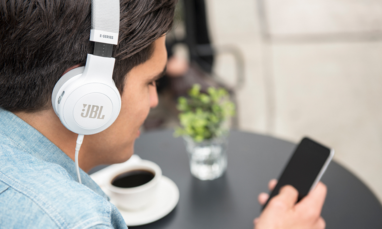 Wbudowany mikrofon w słuchawkach E45BT JBL 