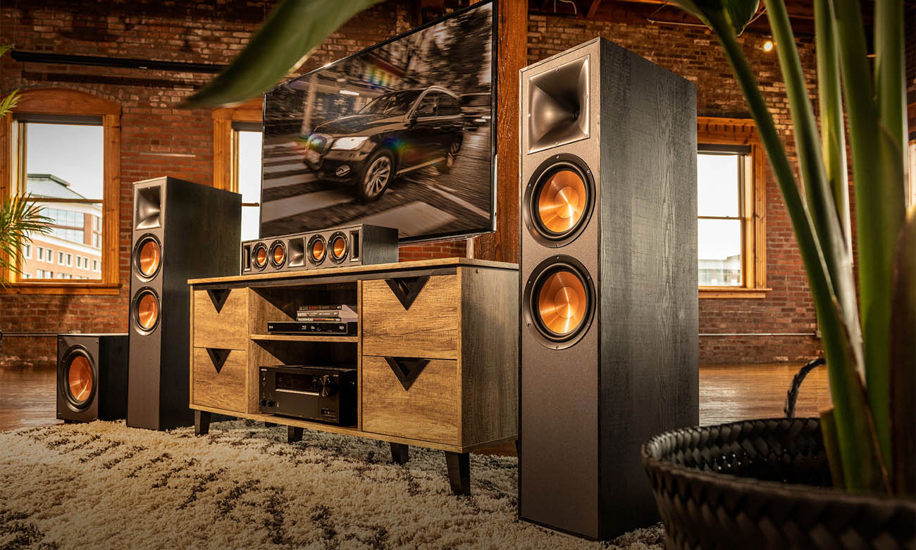 Wytrzymała kontrukcja stylowej kolumny Klipsch R-820F