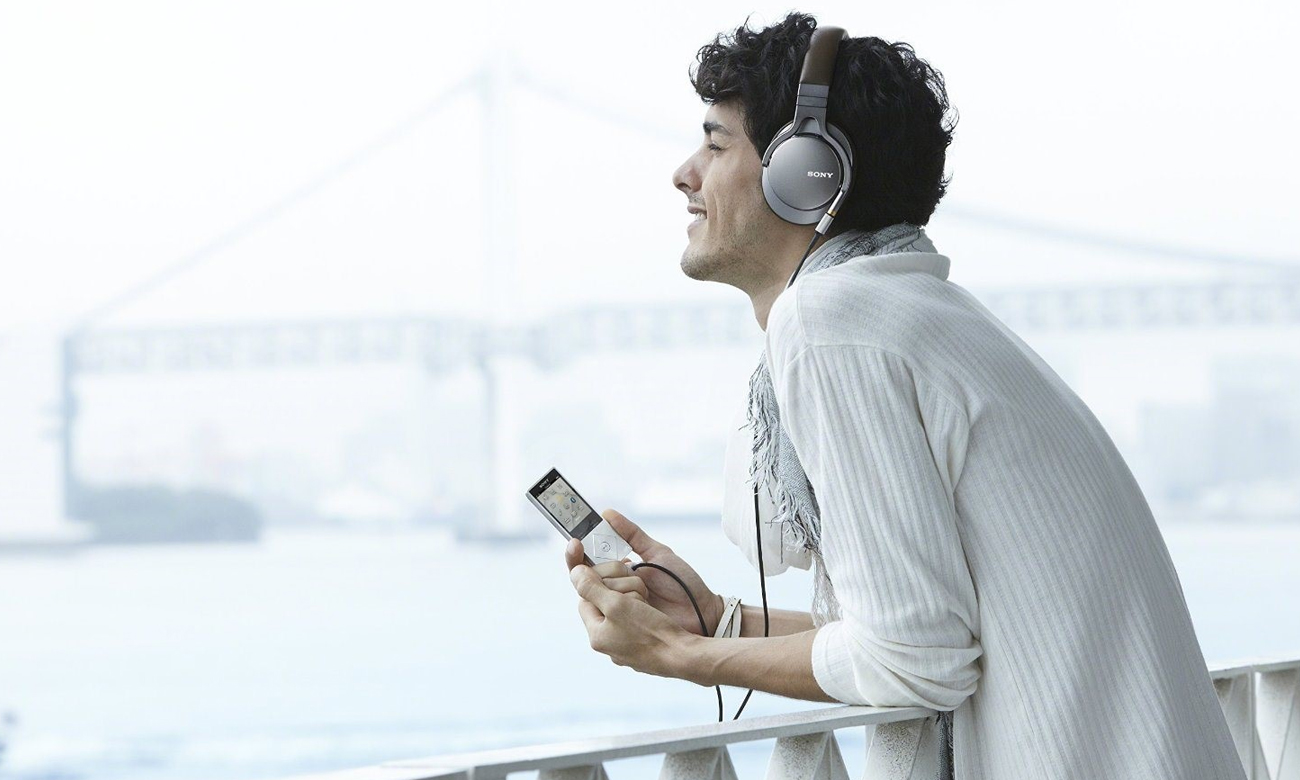 Zamknięta konstrukcja słuchawek Sony MDR-1AB