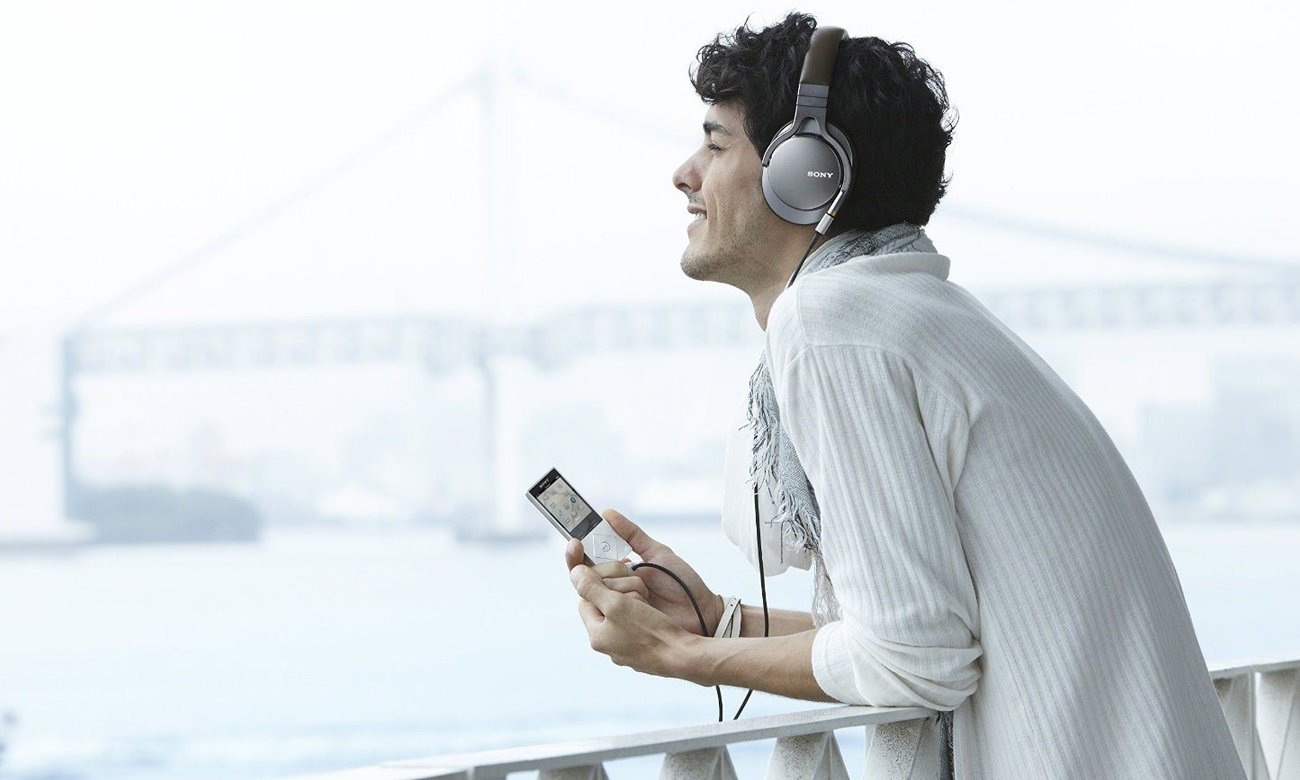 Zamknięta konstrukcja słuchawek Sony MDR-1AS
