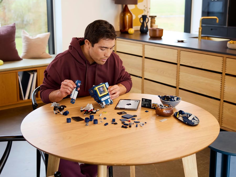 LEGO® Icons Transformers: Soundwave składanie z aplikacją