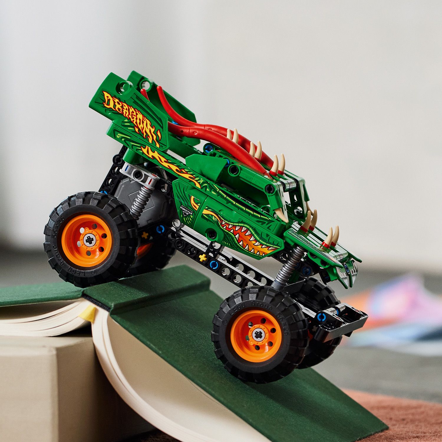 Więcej zabawy w stylu pokazów Monster Jam™