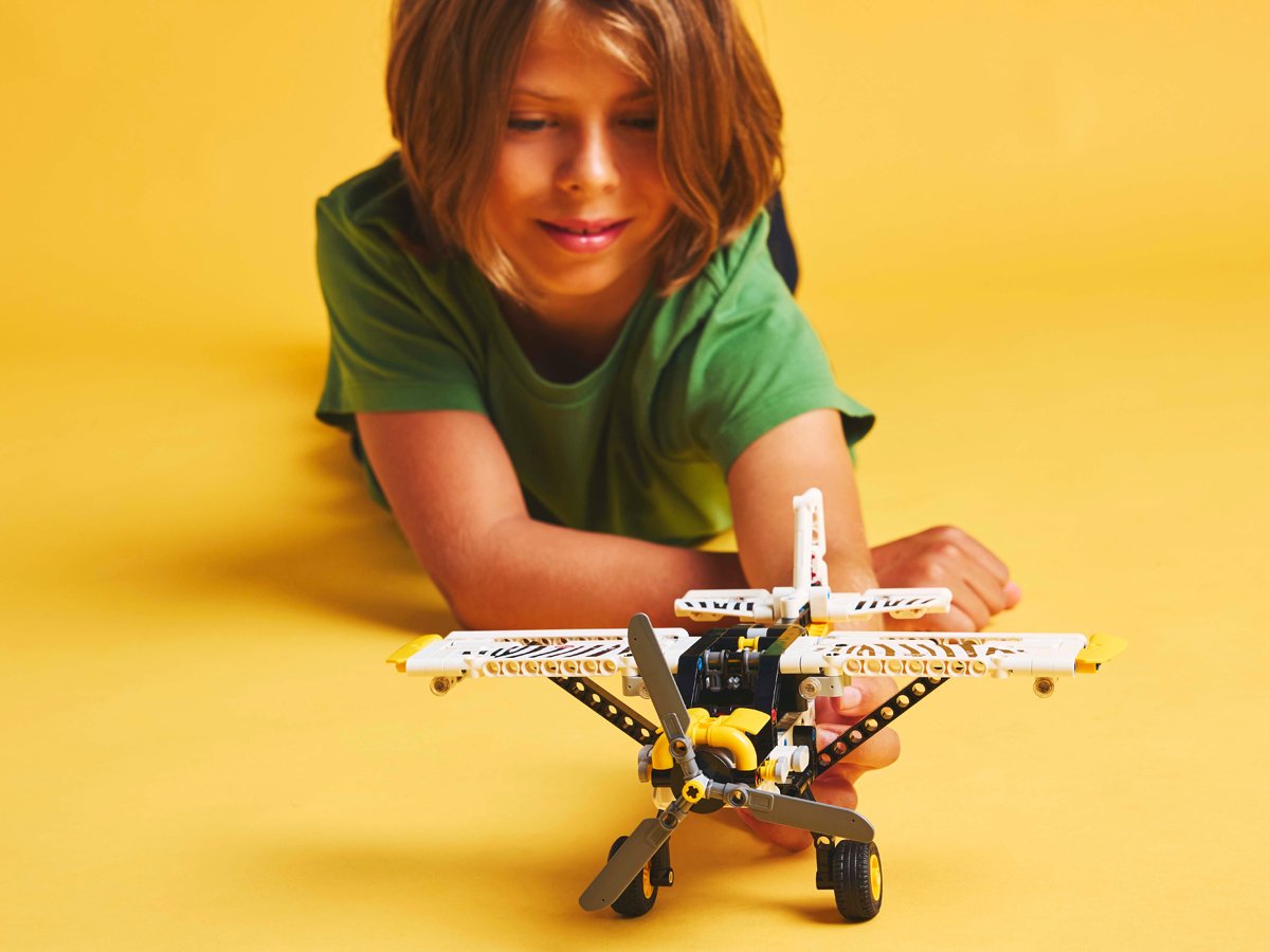 LEGO® Technic Propellerflugzeug 42198