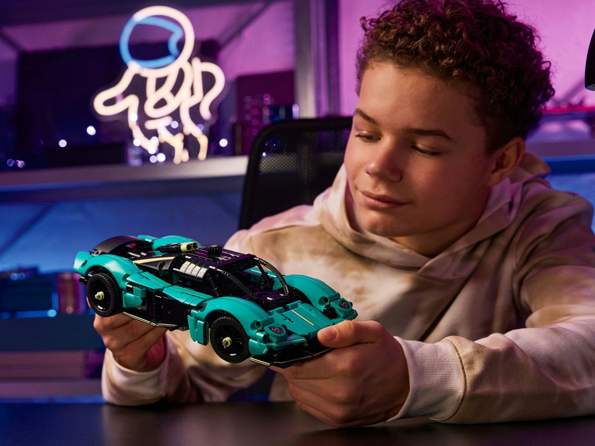 LEGO Technic 42208 Aston Martin Valkyrie
