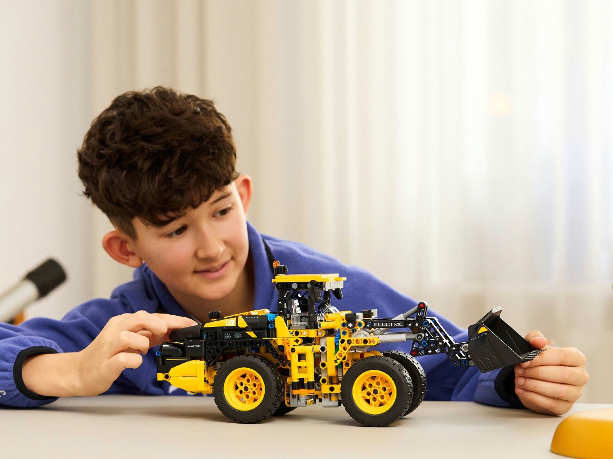 LEGO Technic 42209 Ładowarka kołowa Volvo L120 electric