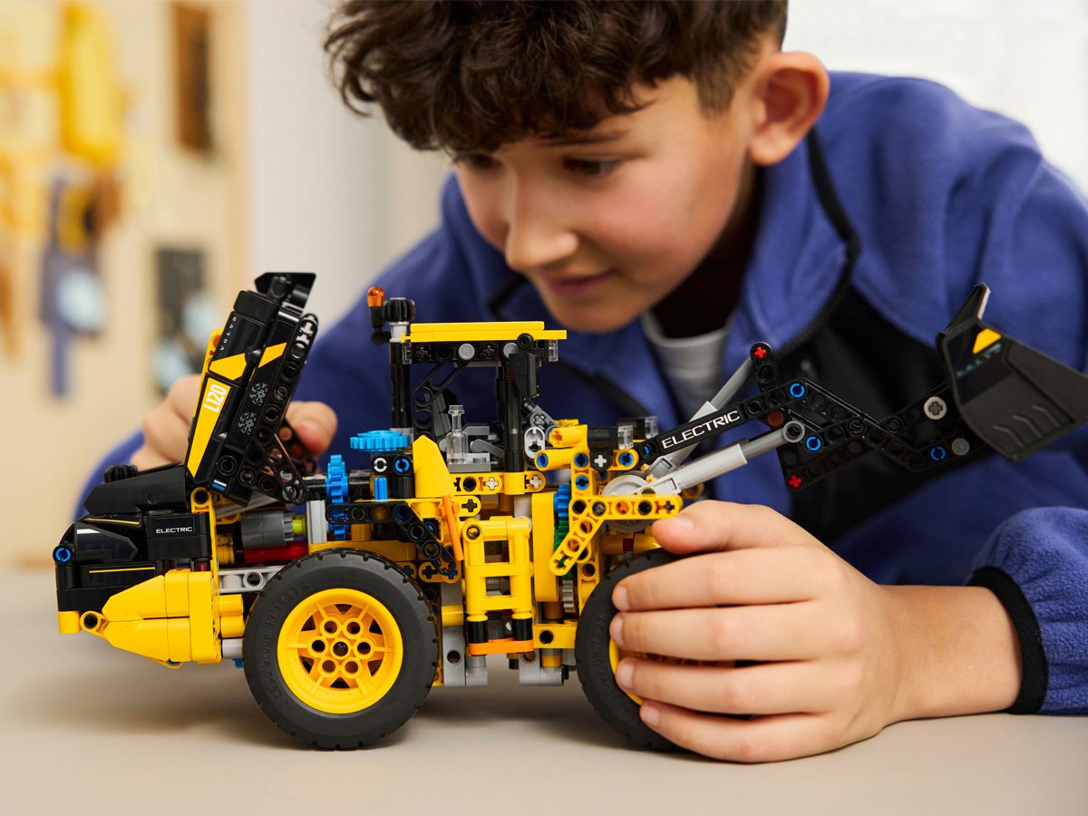 LEGO Technic 42209 Ładowarka kołowa Volvo L120 electric