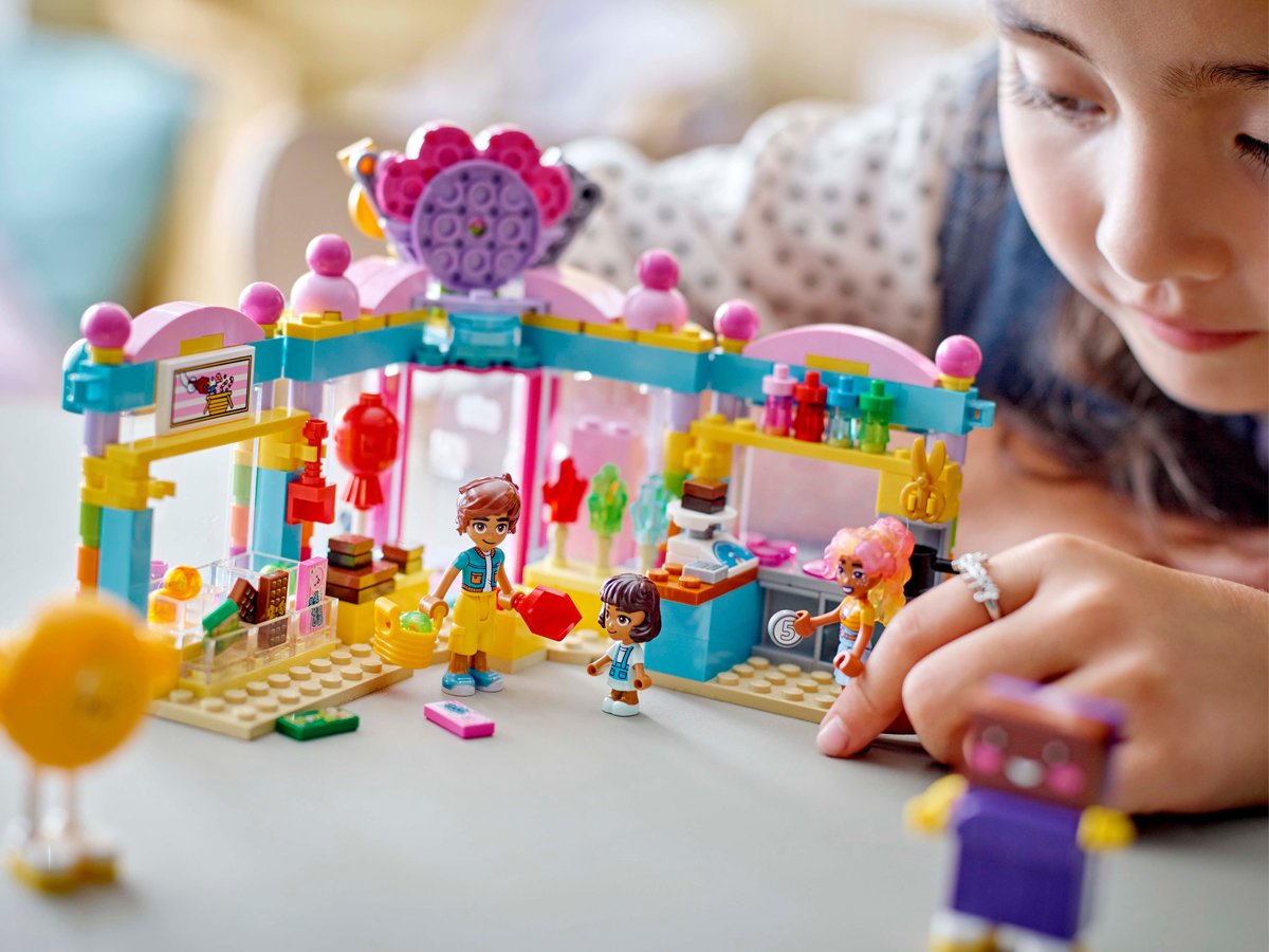 LEGO Friends 42649 Süßigkeitenladen in Heartlake