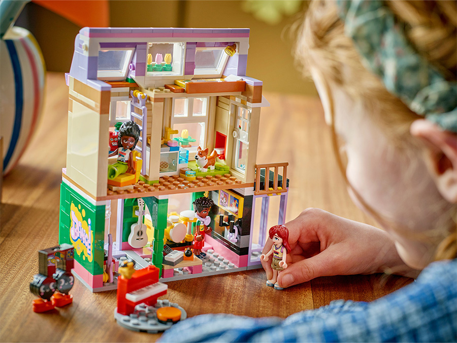 LEGO Friends Sklep muzyczny i mieszkanie 42653 zabawa