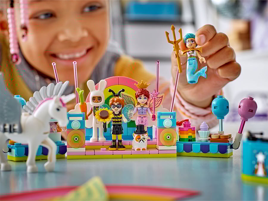 LEGO Friends Bal przebierańców z jednorożcem i wróżką 42661 detale zestawu