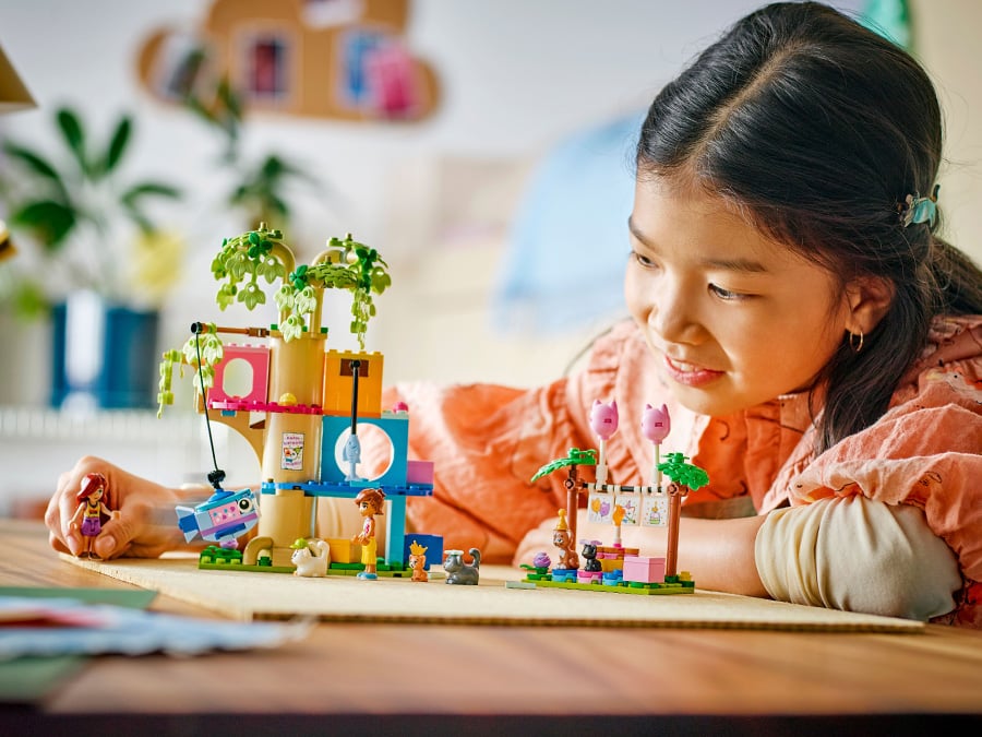 LEGO Friends Kocie przyjęcie urodzinowe i domek na drzewie 42666 zabawa