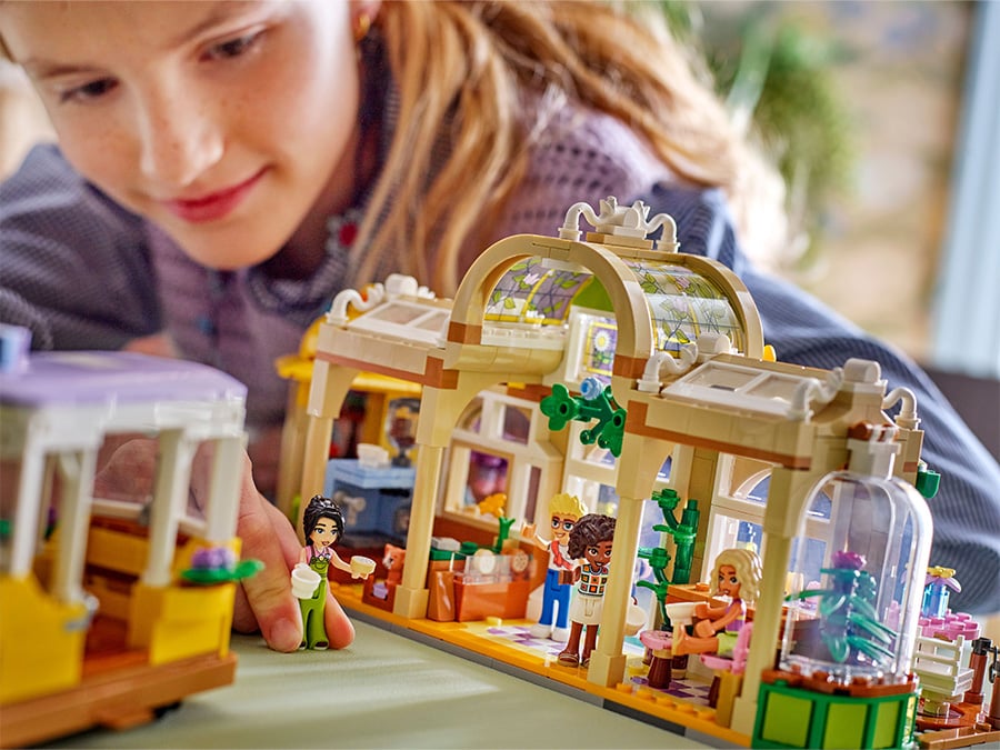 LEGO Friends Zielona kawiarnia i kwiaciarnia 42671 zabawa