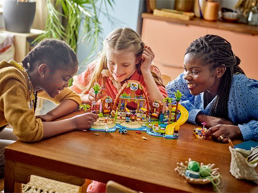 LEGO Friends Rodzinne wakacje na plaży 42673 zabawa
