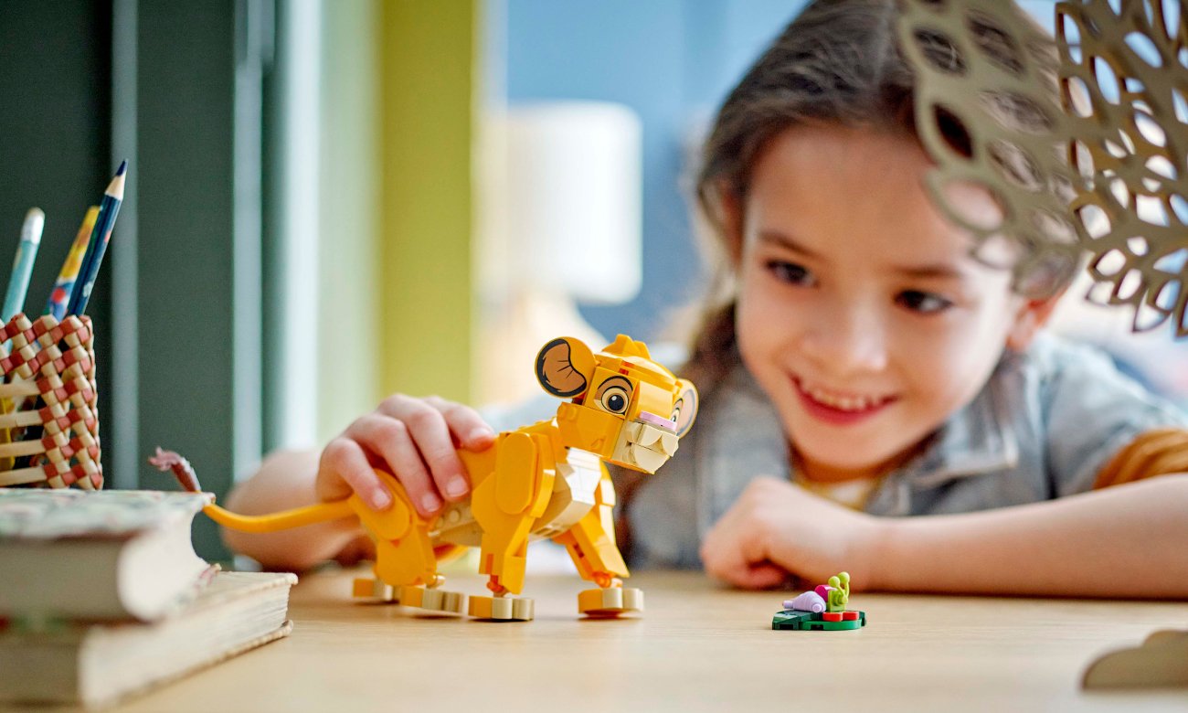 LEGO Disney 43243 Simba, das Löwenjunge des Königs