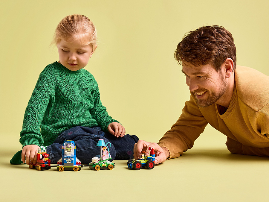 LEGO Disney i Pixar Toy Story — Okolicznościowy pociąg i Pan Sterowany 43264 zabawa