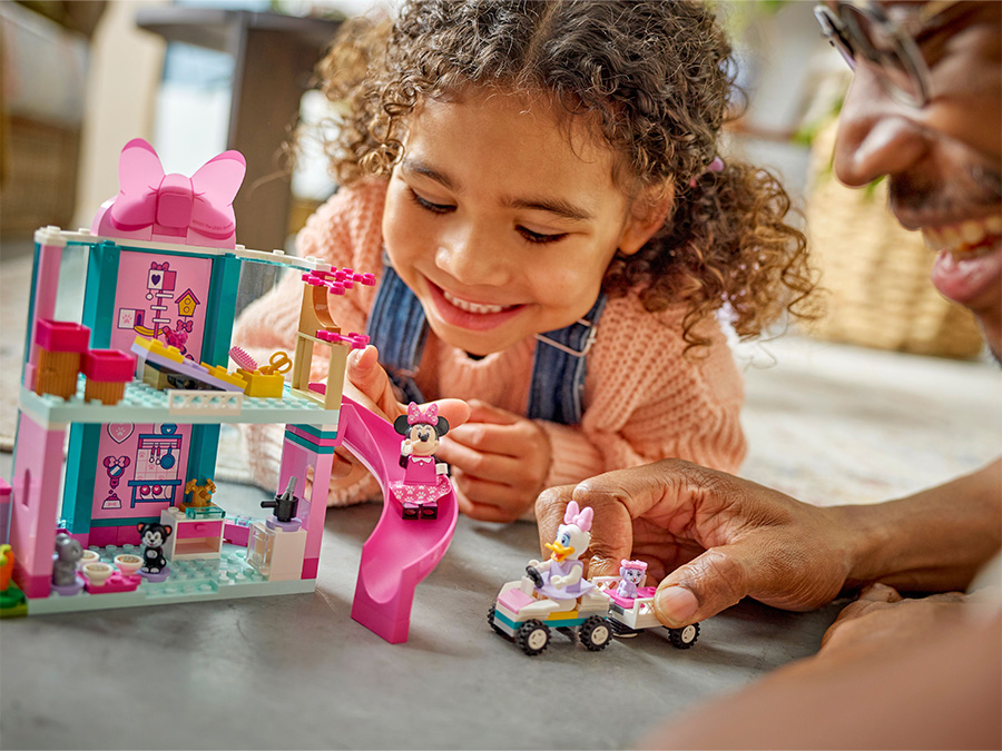 LEGO Disney Hotel dla zwierząt Minnie Klub przyjaciół Myszki Miki 43274 zabawa
