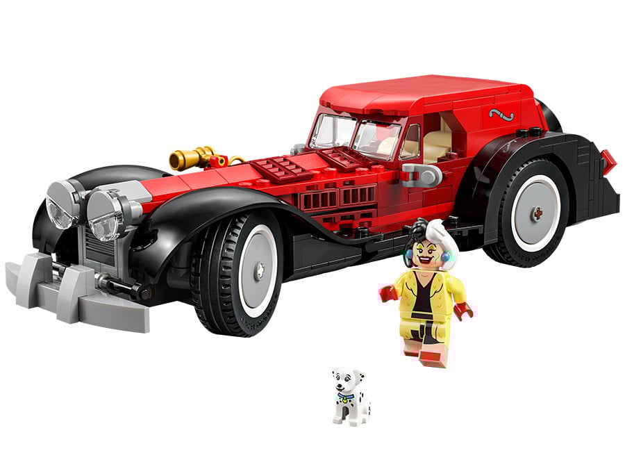 Czerwono-czarny samochód LEGO inspirowany Cruellą de Mon z figurką Cruelli w żółtym płaszczu i małym dalmatyńczykiem na białym tle