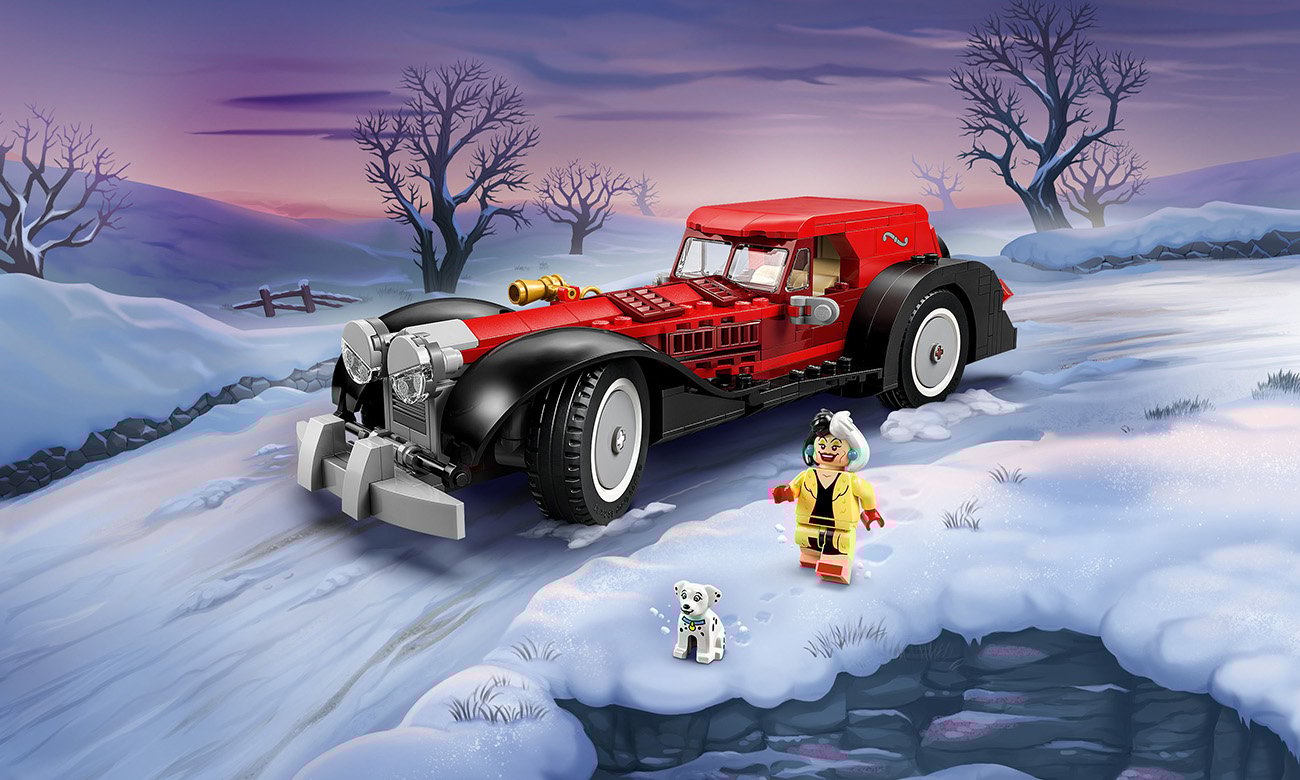 Zimowa sceneria z czerwono-czarnym samochodem LEGO inspirowanym Cruellą de Mon, figurką Cruelli w żółtym płaszczu oraz małym dalmatyńczykiem na śniegu
