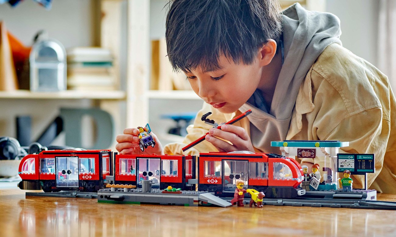 LEGO City 60423 Straßenbahn mit Haltestelle