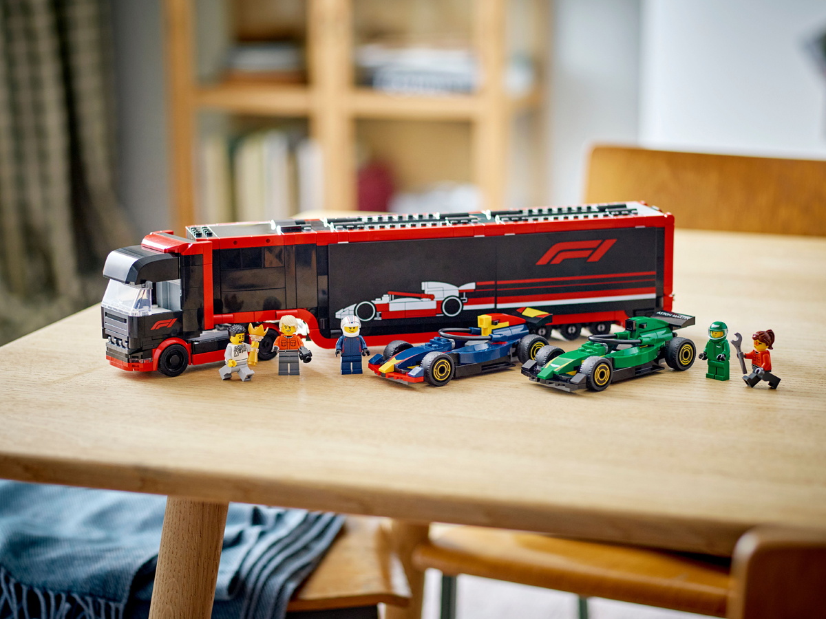 LEGO City 60445 Rennwagen-Truck mit RB20 und AMR24 F1 