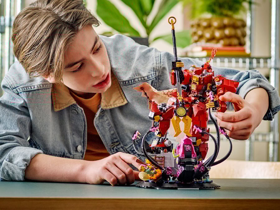 LEGO NINJAGO Mech ognistego rycerza 71846 zabawa