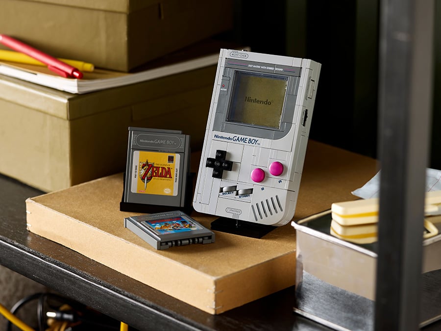 Zestaw dla dorosłych LEGO Game Boy stoi na półce