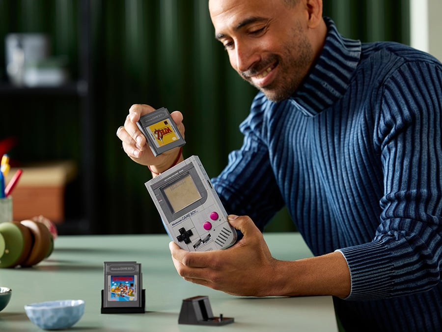 Mężczyzna ze złożonym zestawem klocków LEGO Game Boy