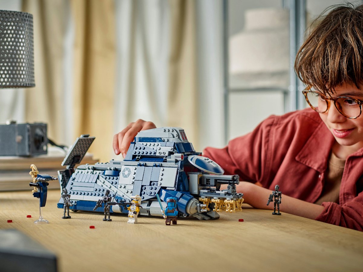 LEGO Gwiezdne Wojny: Wojny klonów Transporter MTT Separatystów z bitwy o Felucję 75435