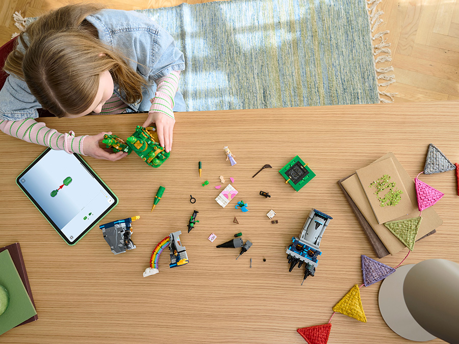 LEGO Wicked Emerald City i Kiamo Ko Castle dziewczynka składa zestaw z aplikacją na tablecie