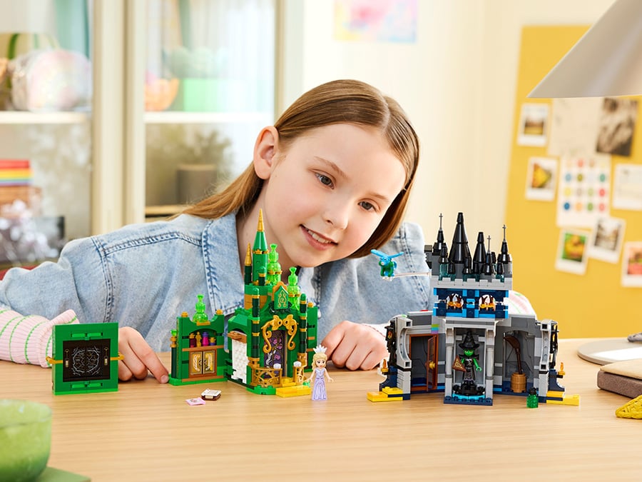 LEGO Wicked Emerald City i Kiamo Ko Castle 75689 dziewczynka bawi się złożonym zestawem