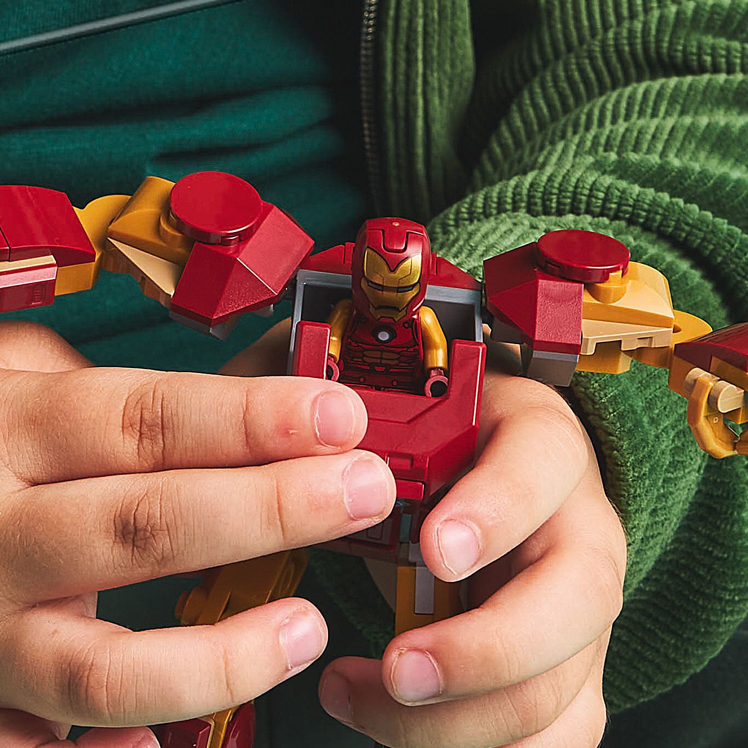 Iron Man zasiada w kokpicie